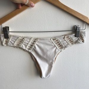 Acacia Chuns bottom in white